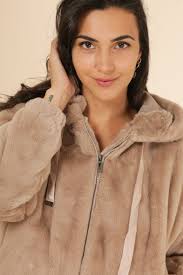 Manteau fausse fourrure à capuche