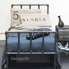 stoer bed met zwarte steigerbuizen leuk bed voor op de kinderkamer maatwerk is mogelijk chambre ado chambre ado lit chambre enfant industrielle