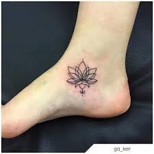 Tatouage fleur, joli tatouage, floral tattoo, flower tattoo. Tatuaggio Fiore Di Loto Sul Piede Lotus Flower Tattoo On The Foot Lotusflowertattoos Simple Lotus Flower Tattoo Lotus Tattoo Wrist Waterlilly Tattoo