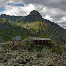 Cabane De Prafleuri Is A Welcome Sight After Crossing The Grand Desert And Climbing Two Mountain Passes Close To 3 000m 10 000f Alpine Lake Route Mountain Huts