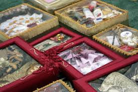 Jarik (kain batik) dan kebaya sebenarnya dapat disamakan dengan seserahan pakaian pada hantaran lamaran adat jawa. Ini Lho Isi Kotak Seserahan Hantaran Pernikahan Dan Lamaran Kaskus