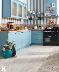 Der Landhausstil Bringt Gemutlichkeit In Die Kuche Kuche Landhaus Scandi Ideen Einrichtung Wohnkuche Landhaus Kuche Landhausstil Kuchen Ideen Landhaus