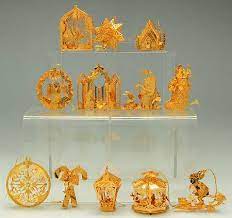 These beautiful new designs are delicately cut into a sheet of brass, carefully hand assembled to ensure no small detail is overlooked and bathed in genuine 23kt gold to create a. Danbury Mint 2002 Gold Christmas Ornament Collection Replacements Ltd