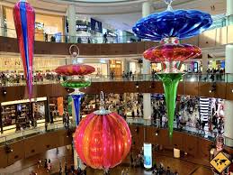 The dubai mall is dubai's largest shopping mall, located next to burj khalifa with over 1200 shops and entertainment experiences. Dubai Mall 10 Dinge Die Du In Dubais Shopping Center Tun Kannst