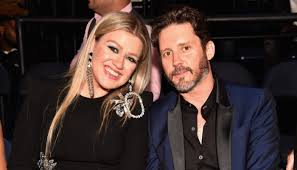Brandon helped in designing the ring with johnathan arndt. Kelly Clarkson Ditches Wedding Ring In First Outing Since Divorce From Brandon Blackstock