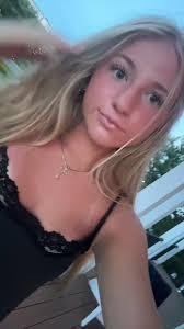 elli smith (@elli..smith)