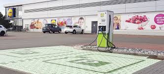 Ein weinthermometer zeigt ihnen an, wann die richtige trinktemperatur erreicht ist. Strom Tanken Beim Lebensmitteldiscounter Lidl Macht Es Flachendeckend Moglich Ladesaulen An 400 Filialen Lidl Wird Zum Betreiber Des Grossten E Ladenetzes Im Lebensmitteleinzelhandel News Mercedes Fans Das Magazin Fur Mercedes Benz Enthusiasten