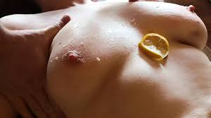 Limón en sus tetas | xHamster