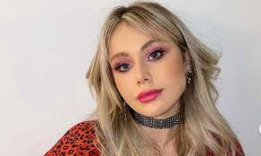 Il momento di affrontare la. Jasmine Carrisi La Figlia Di Albano Ancora Attaccata E Derisa Sul Web Ma Lei Risponde A Tono Perche Non