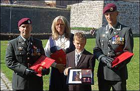 Utmerkelsen ble overrakt bolles kone og sønn under en seremoni på akershus festning 8. Krigskorset