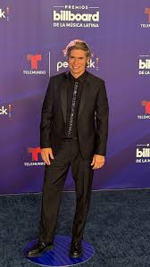 😍Esa sonrisa de Carlos Baute simplemente nos cautivó a todas en la  alfombra de #PremiosBillboard2025 💫