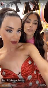 9 Potret Kim Kardashian Nonton Konser Katy Perry Bareng Anak