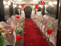 Er besteht aus festem vliesstoff und ist somit ideal geeignet, um einmalig an eurem hochzeitstag verwendet zu werden. Roter Teppich Mieten Hochzeitsdekoration Rund Um Ihre Hochzeit