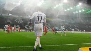 Damit bleibt borussia mönchengladbach an dem fc schalke 04 dran. 21 Spieltag Monchengladbach Gewinnt Geisterspiel Gegen Koln Zeit Online