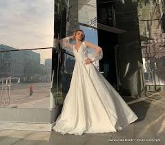 Die brautkleider von sarah seven und scout bridal aus new york sind in deutschland nur bei hey love erhältlich. Service News On Twitter Brautkleider 2021 A Linie Brautkleid Andrina Mit Perlen V Ausschnitt Brautkleider Und Accessoires Gunstig Online Kaufen Brautmode Heiraten Schmuck Krone Tiara Brautkleid Standesamt Brautstrauss Hochzeitskleid