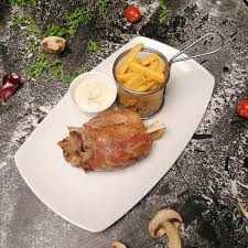 Acoperim tava cu folie de alumniu si o punem la cuptor. Ciolan La Cuptor Garnitura Sos De Hrean Restaurant Sun