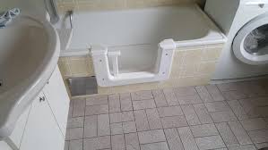 Auch die ecken des bodens sind gerundet. Iiá… Badewanne Mit Tur Und Dusche á…