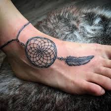 Traumfanger Tattoo Am Fuss Kettenanhanger Ein Feder Tattoo Art Traumfanger Tattoo Tatowierungen Tattoos