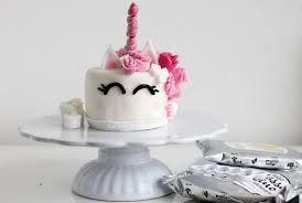 Rezept Fur Einhorntorte Mit Himbeer Kokos Fullung Castlemaker Lifestyle Einhorntorten Torte Mit Fondant Rezept Tortenrezepte Mit Fondant