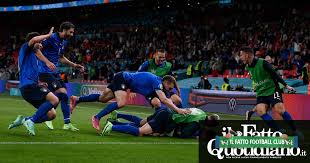 La imagen de italia asediada por austria en los compases finales de la contienda muestra a las minutos después italia sí que asustó de verdad a austria, con un disparo de ciro immobile desde. 82k8alpm Urjbm