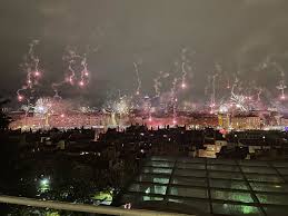 Voir les feux d'artifice d'en bas c'est pas mal, mais de l'intérieur? Ol Lyon A La Fete Pour Le 8 Decembre Videos Du Feu D Artifice