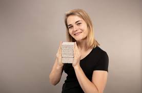 Hazel brugger sagt, ja, „eigentlich muss man in dem geschäft seinen schniedel auf den tisch legen und sagen: Hazel Brugger Moderiert Swiss Music Awards