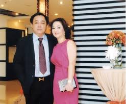 Vợ ông huỳnh uy dũng là nguyễn phương hằng (hằng canada). Soi Cuá»™c Hon Nhan Cá»§a Ong Chá»§ Ä'áº¡i Nam Huá»³nh Uy DÅ©ng