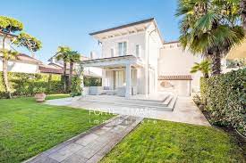 Ampio salone con camino a vista, zona pranzo. Forte Mare Immobiliare Rif 3104 Casa Singola In Affitto A Forte Dei Marmi Forte Dei Marmi Vittoria Apuana