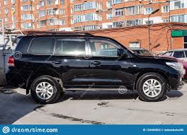 Éste vehículo tiene 150000 kms y es motor petrol. Vista Lateral Del Toyota Land Cruiser 200 En Color Negro Despues De Limpiar Antes De Venta En Un Dia Soleado En El Aparcamiento Fotografia Editorial Imagen De Pista Especial 154460502
