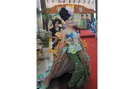 Kita bisa mendaur ulang baju lama yang sudah ada di lemari menjadi terlihat baru dengan 4 tips berikut ini jika kesulitan menggambar pola, kamu bisa manfaatkan desain baju yang sudah ada, kemudian baru sekreatif kamu untuk mendaur ulang pakaian yang ada menjadi enak dilihat. Para Siswa Adu Kreatif Olah Sampah Jadi Busana