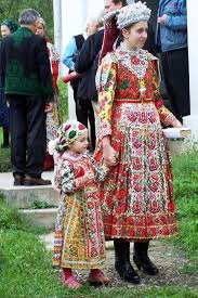 Kalotaszegi Anya Es Kislanya Hungarian Folk Kostumes Erdely Traditional Outfits Traditional Dresses Folk Dresses