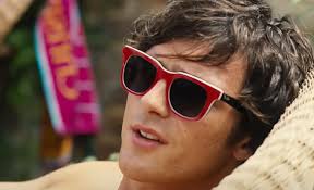 Occhiali di Jacob Elordi nel film "Saltburn"