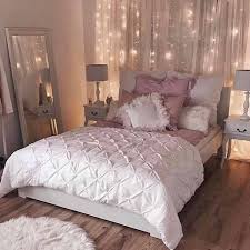 Sebuah kamar tidur utama tentu menggunakan berbagai bahan tekstil untuk banyak hal, mulai dari kasur, bantal, guling, selimut, hingga sofa selain membuat kamar tidur utama kamu menjadi lebih elegan, hal ini bisa menjadi poin plus karena kamar tidur utama merupakan ruang yang tergolong. 30 Dekorasi Interior Kamar Tidur Minimalis Sederhana 2019