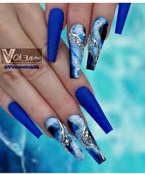Dale un toque rebelde a tus uñas blancas y negras. 150 Ideas De Unas Color Azul En 2021 Manicura De Unas Unas Color Azul Unas De Gel Bonitas