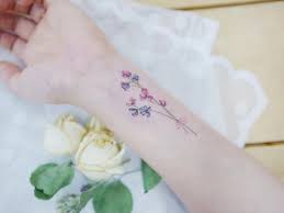 Flower Tattoo 10 Original Tattoo Ideen Und Ihre Bedeutung Mobel Design Dekoration Tattoo Ideen Tattoos Frauen Blumen Handgelenk Tattoos