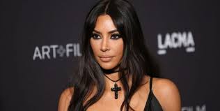 I never used photoshop but if i was khloe kardashian, i would have remembered to photoshop the rest of the necklace. Are The Kardashians Paying Paparazzi To Photoshop Their Pics