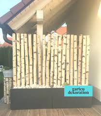 Weisse Birkenstamme Als Sichtschutz Fur Die Terrasse Hier Zu Finden Birkend Birkend Birkenstamme Garten Design Vorgarten Modern Vorgarten Pflegeleicht