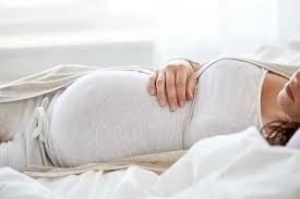 Letakkan jam alarm jauh dari tempat tidur kamu. Cara Mengatasi Susah Tidur Pada Ibu Hamil Sesuai Penyebabnya Alodokter