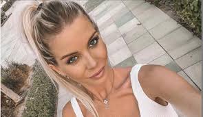 Jessica garcia (née thivenin)est une candidate de téléréalité, businesswoman, et ancienne coiffeuse française qui s'est fait connaître en début d'année 2014 depuis la naissance de son fils maylone, elles se revoient fréquemment sur dubaï. Jessica Thivenin Enceinte Elle Annonce Une Tres Grande Nouvelle Sur Son Bebe A Ses Fans