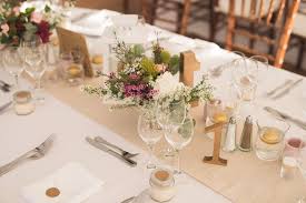 centre de table fleurs champetres paquerette gypsophile rose hortensia blanc et lanterne blanche chemin de table en table decorations table settings decor