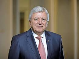 Hier beantworten wir fragen, die sich wähler vor der landtagswahl 2018 in hessen gestellt haben. Landtagswahl In Hessen 2018 Wer Ist Eigentlich Volker Bouffier