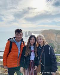 【【2021香港小姐】 #關楓馨# 玩「外掛」 才藝表演與父親 #關禮傑# 彈鋼琴】《2021香港小姐競選》12強佳麗已經誕生，關禮傑愛女關楓馨順利晉級! 2021é¦™æ¸¯å°å§ç«¶é¸é–‹å§‹ é—œç¦®å‚'å¥³å…'åƒè³½ ä½³éº—å€'å„æœ‰ç‰¹è‰² è³‡è¨Šå'–