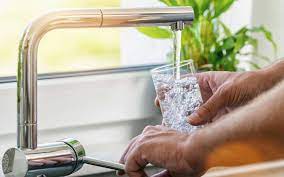 Si de l'eau marron sort du robinet, laissez couler pendant une dizaine de secondes jusqu'à ce que l'eau redevienne transparente. Eau Du Robinet Peut On La Boire Sans Danger