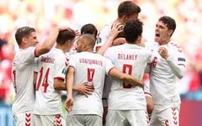 Bale si incunea centralmente e dai 20 metri spara col suo preciso sinistro, palla che esce di pochissimo alla destra di schmeichel. Mesdrk98tf Pim