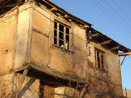 Rüyada iki katlı yeni ev görmek kendi işlerini yoluna soktuktan sonra yardım isteyen bazı kişilere yardımcı olacağına ve aile bireyleri ile arasında kırgınlıklar yaşanacağına ancak daha sonra bu durumların düzeltileceğine, umutlarının yarım kalmayacağına, sevilen kişiler ile çok güzel günler. Ruyada Kerpic Ev Gormek Ruyatabirleri Com