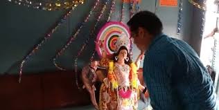 ট্রেনের কামরার ভেতরেই পালিত হল বিশ্বকর্মা পুজো!