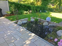 Kleiner Gartenteich An Einer Terrasse Aus Travertin Ein Referenzbild Der Rauch Gaten Und Landschaftsbau Gartenteich Kleiner Gartenteich Garten Landschaftsbau