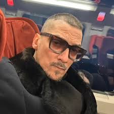 no había hecho ningún vídeo de león pelón y esto fue lo primero que se me  ocurrió #leon #pateacamaras #leonlarregui #labiosrotoszoe #azulzoe #zoeband  #mtvunplugged #mtv #envivo #unplugged #labiosrotos ...