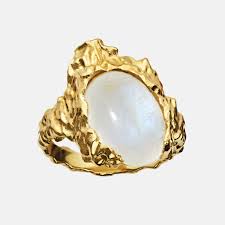 Ór is the gaelic word for gold which accurately depicts our commitment to irish designers. Goddess Ring Moonstone Maanesten