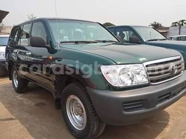 A classic Gulf-spec Toyota Land Cruiser 105 Series station wagon., AI generated